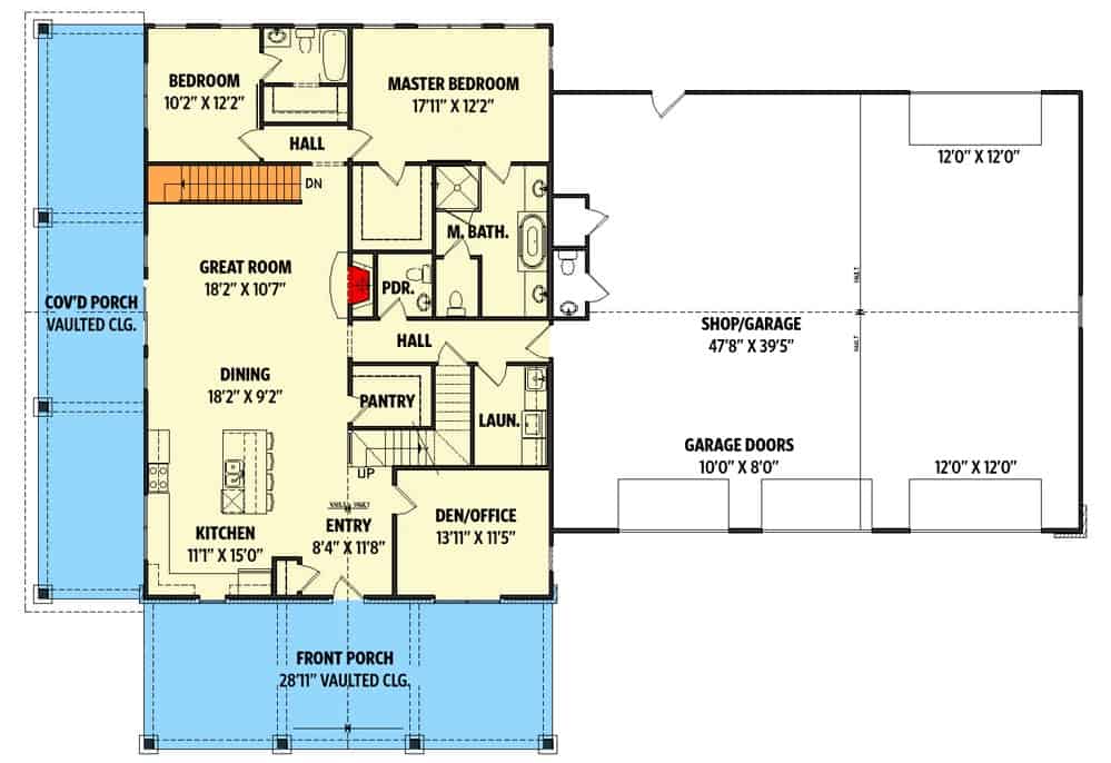 一个质朴的3卧室两层公寓的主楼层平面图，设有大房间，厨房，用餐区，主卧室，办公室，3车车库和充足的户外空间。