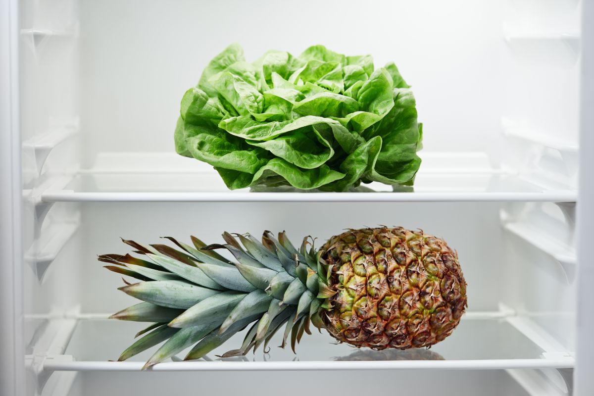 冰箱上有菠萝和生菜。