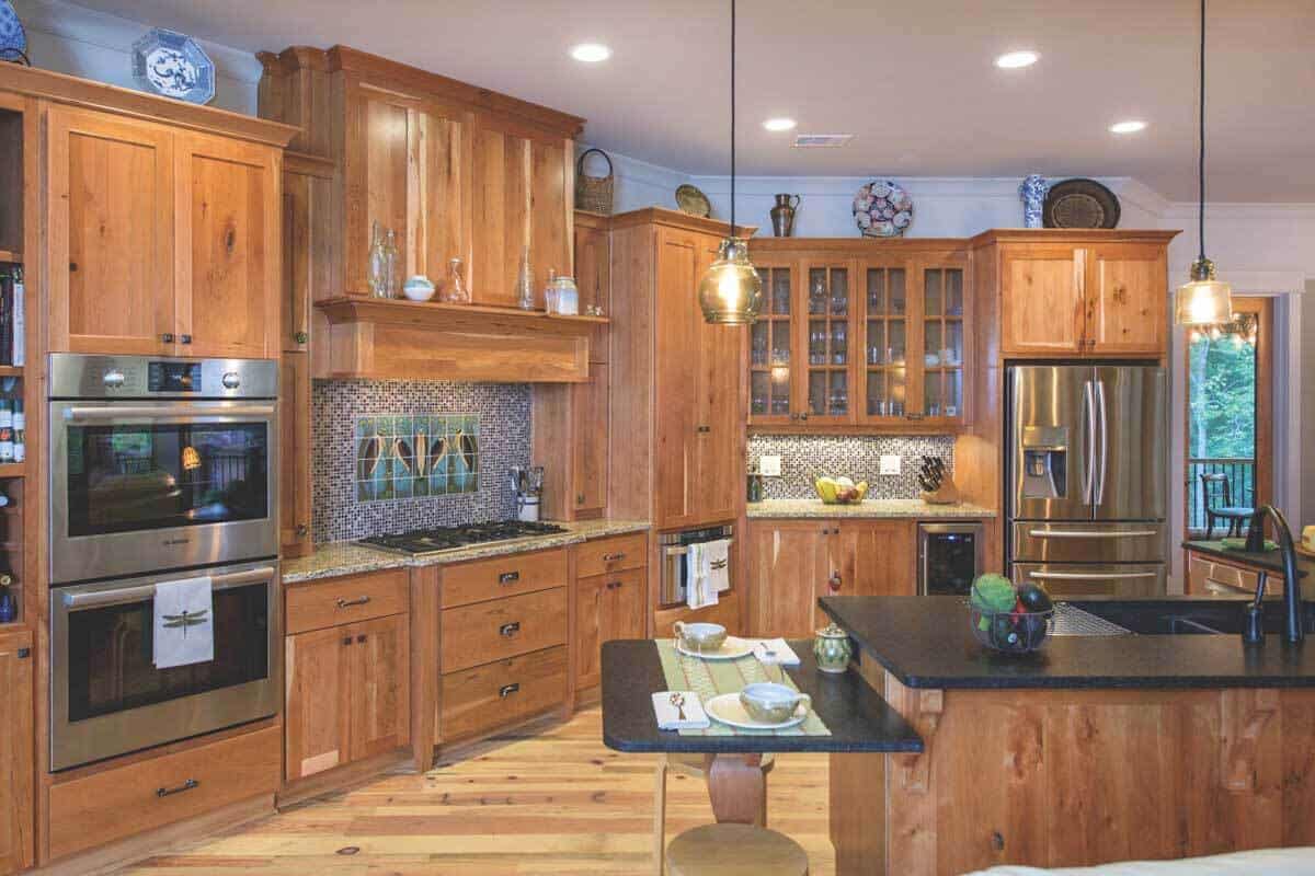 厨房里满是天然木橱柜,不锈钢器具,和一套granite-top岛木基地。