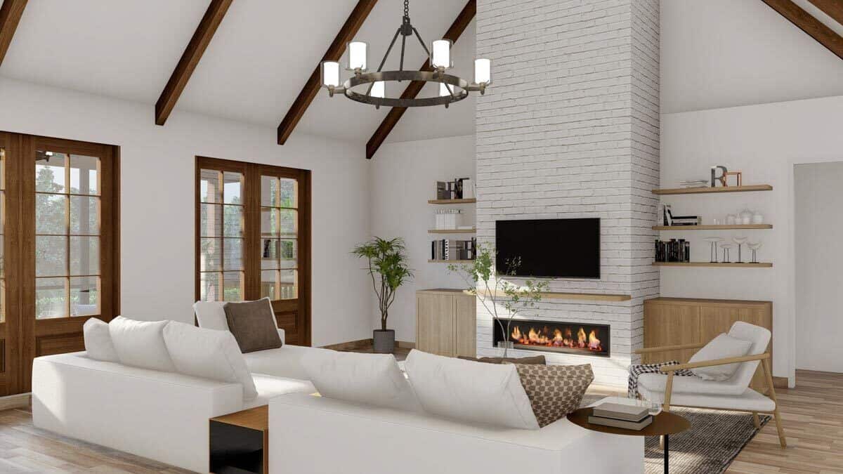 木质嵌壁式家具以及一座石砌壁炉和电视使这间大房间更加完整。