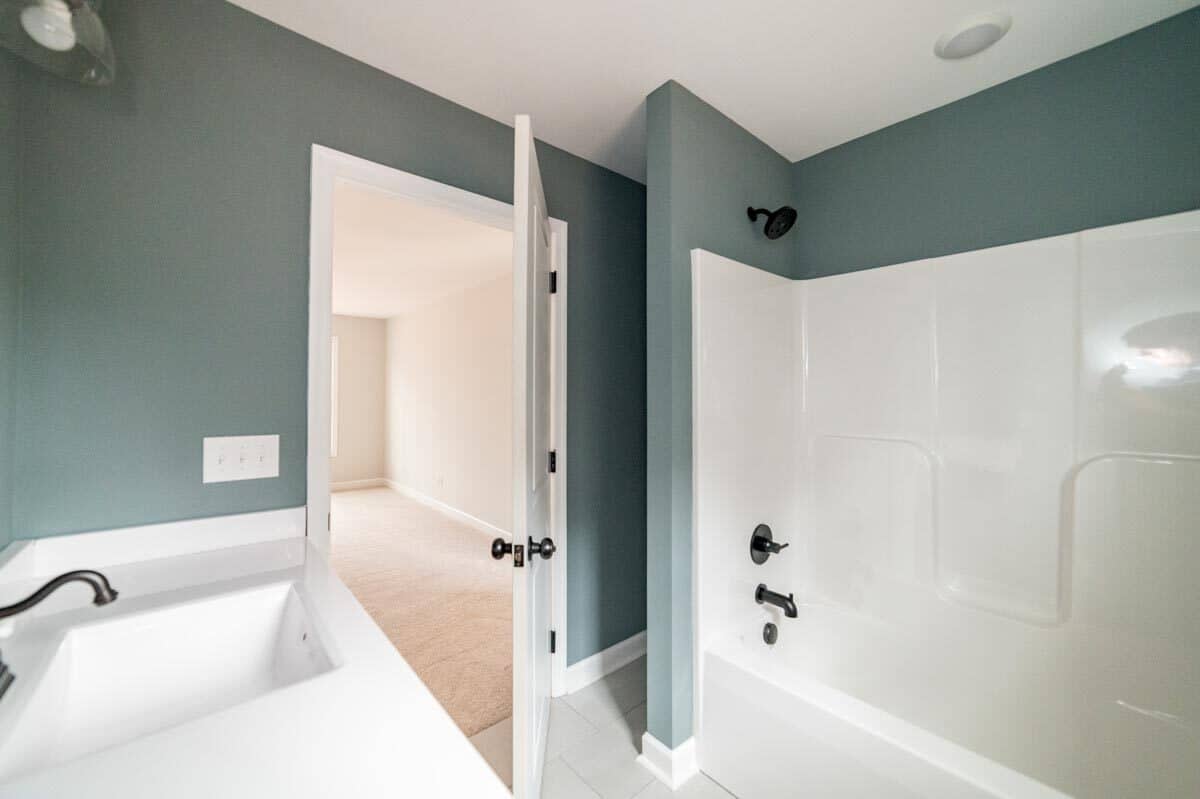 浴室包括一个浴缸和淋浴组合，配有锻铁固定装置。