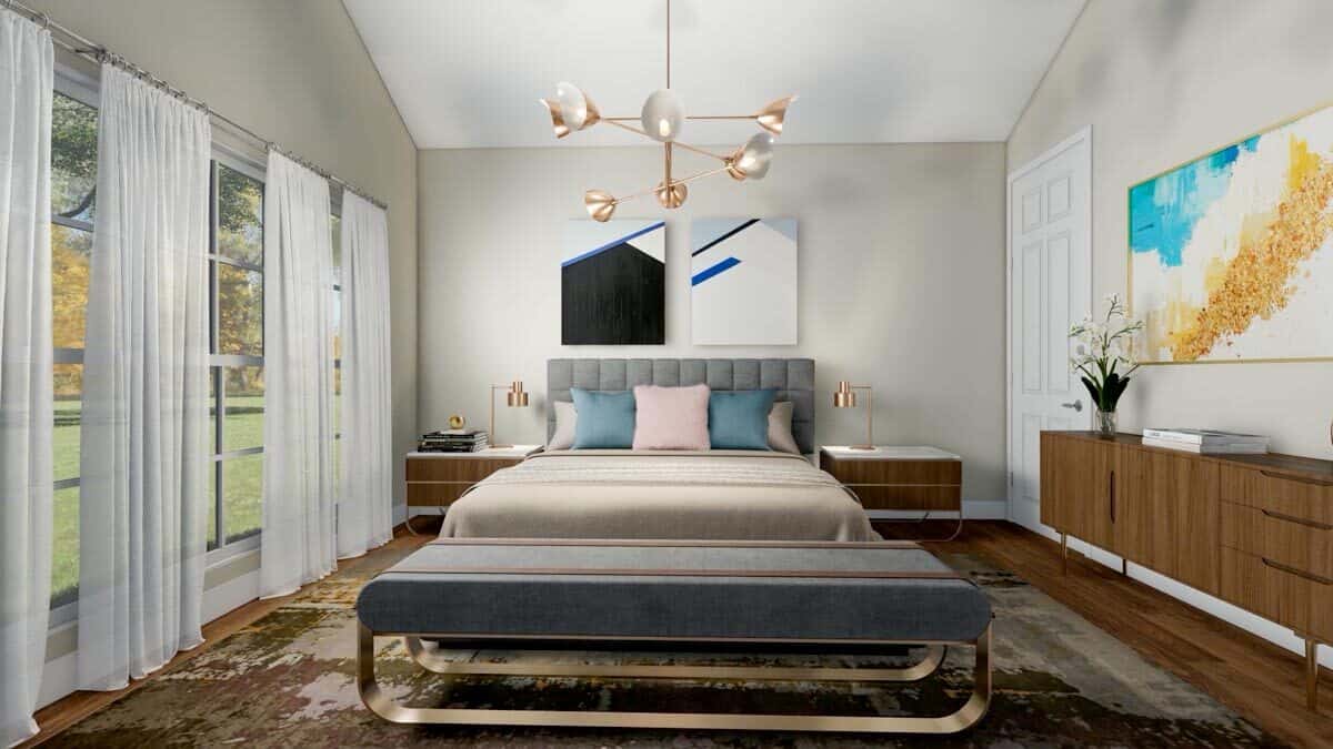 主卧室有木制橱柜，一个现代的枝形吊灯，和一个灰色的软垫床补充了一个现代的长凳。