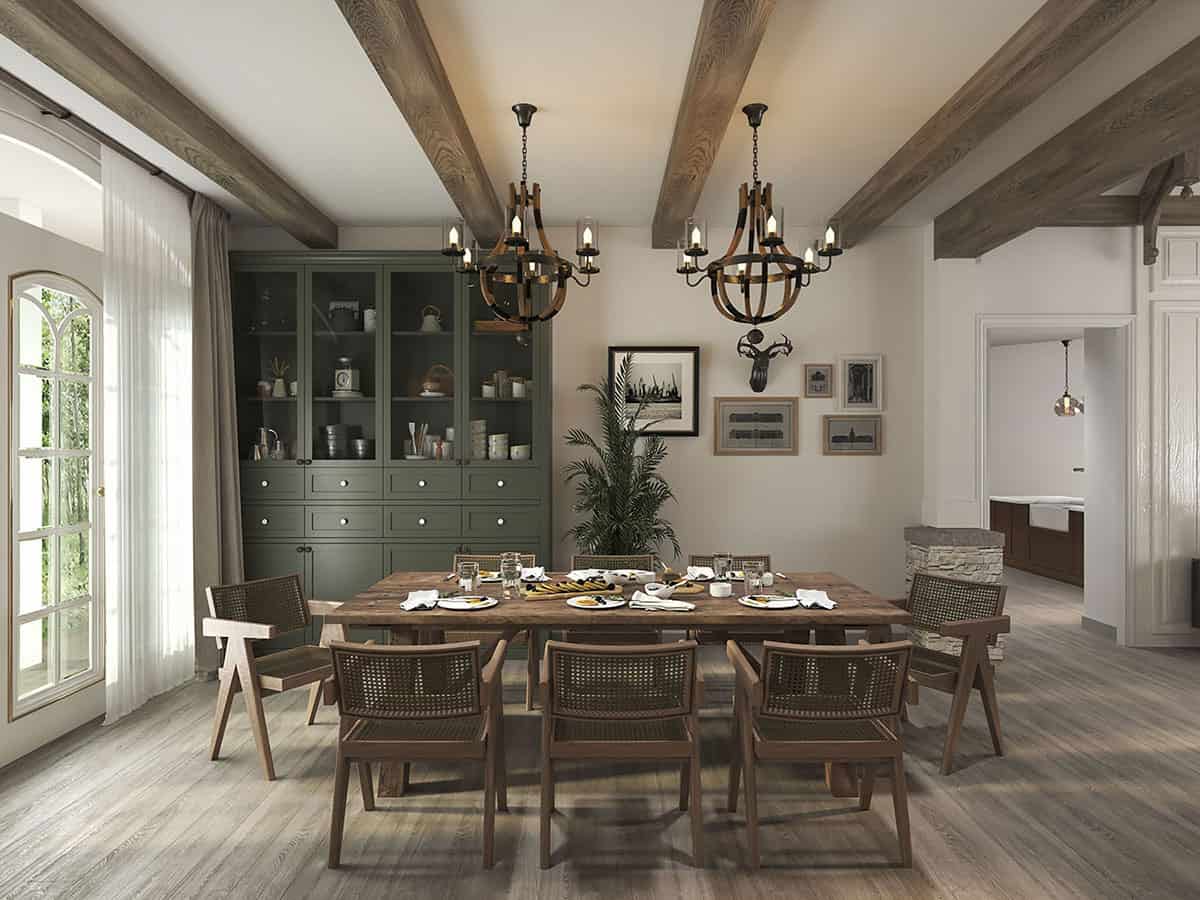 正式的餐厅里有一套木制餐具，天花板上有横梁，还有一扇玻璃门，通往一座有顶棚的门廊。