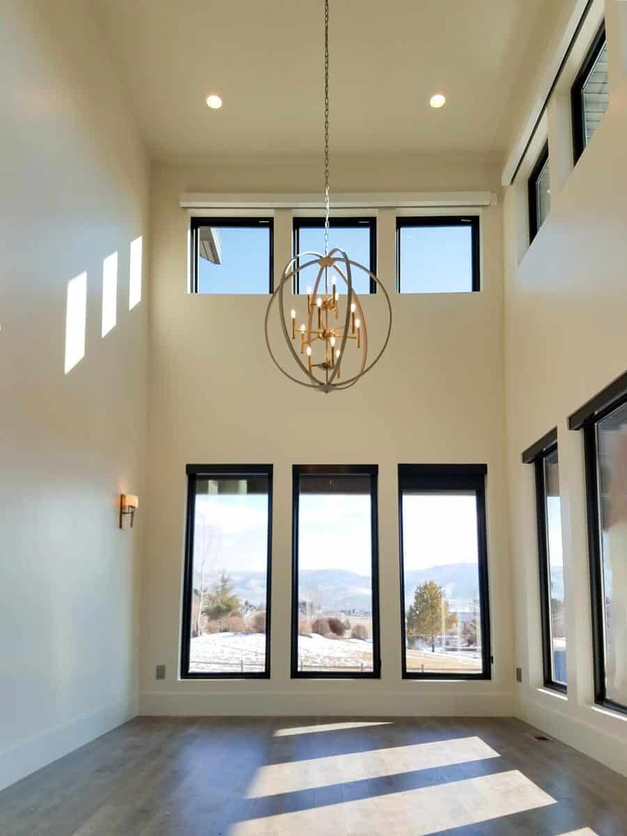 门厅有两层楼高的天花板，高敞的窗户和一盏球形吊灯。
