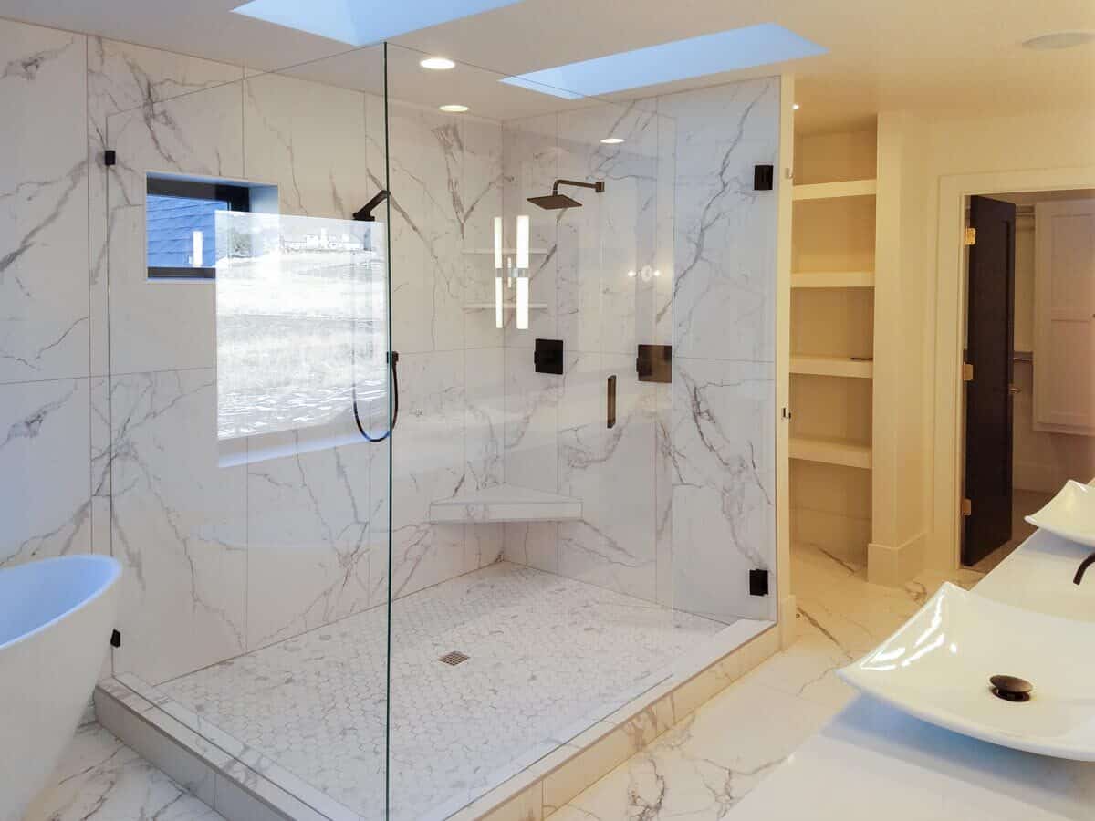主浴室有天窗，大理石瓷砖地板与墙壁相匹配。