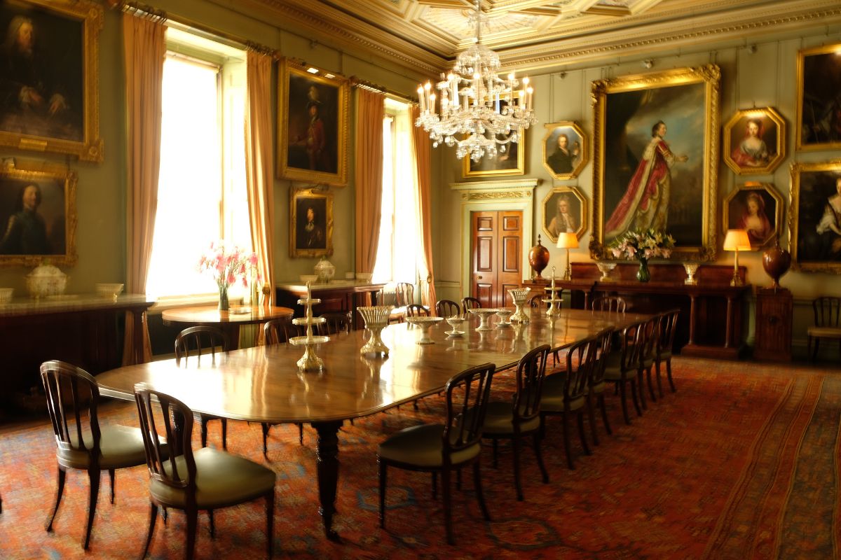 在大多数贵族的家里，饭厅传统上是放在客厅之后的。