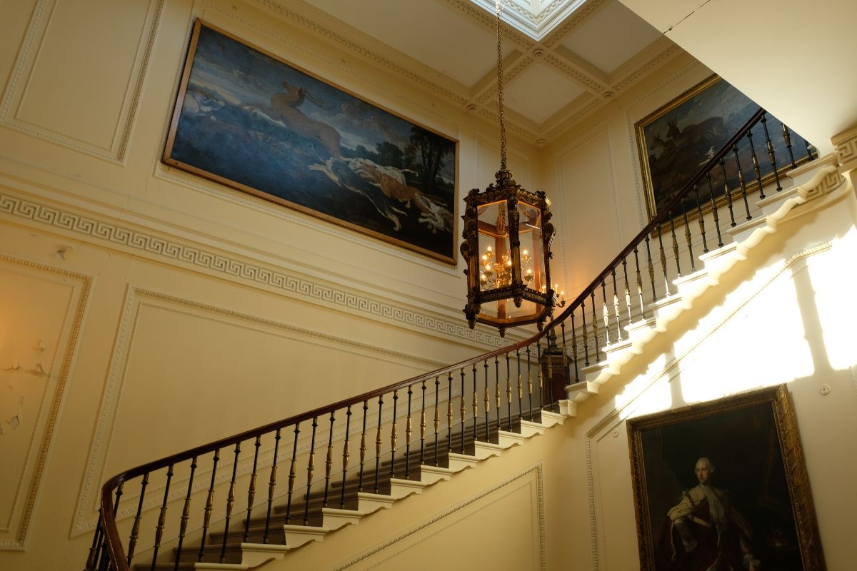 楼梯值得快速展示，台阶是用意大利大理石打造的，当你漫步到二楼时，荷兰大师的画作可以作为“灯光”装饰。