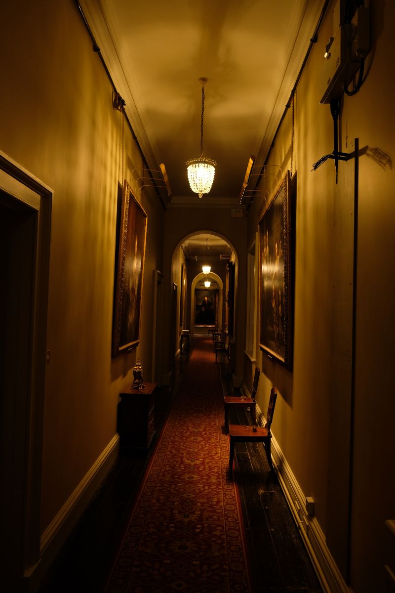 通往不同房间的狭窄走廊。