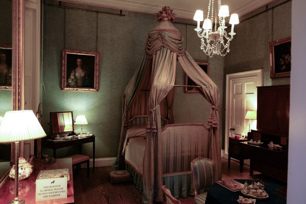 维多利亚的卧室是爱德华时代的风格，这些房间让我们看到了这位年轻公主在窒息的童年中唯一的避难所。