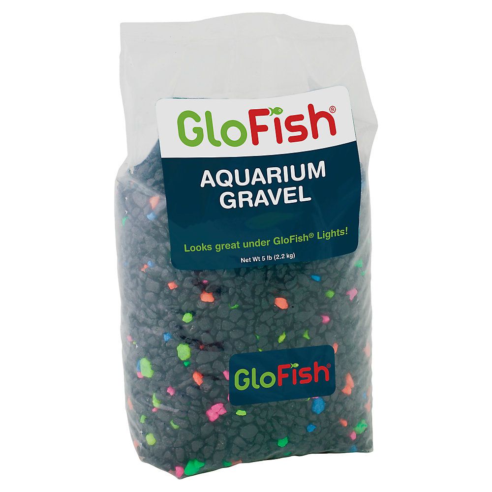 GloFish®水族馆砾石在白色背景。