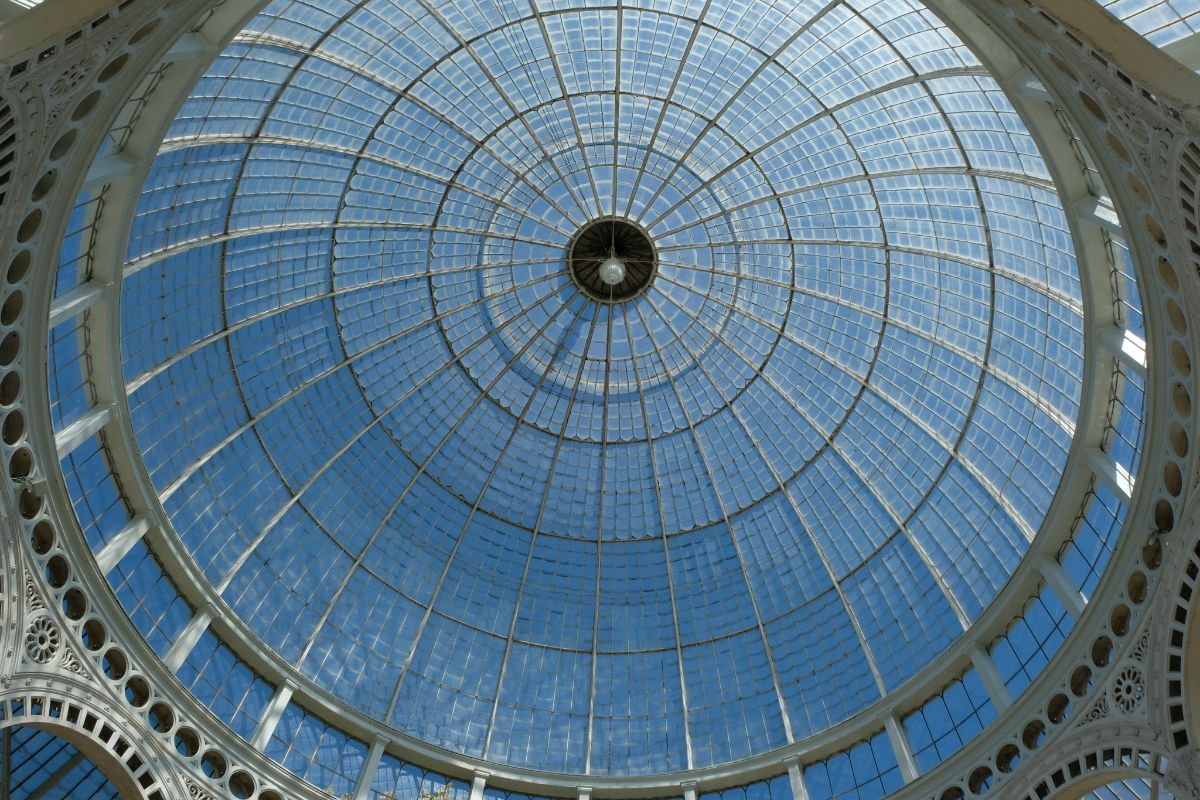 宏伟的温室以巨大的圆顶为代表。