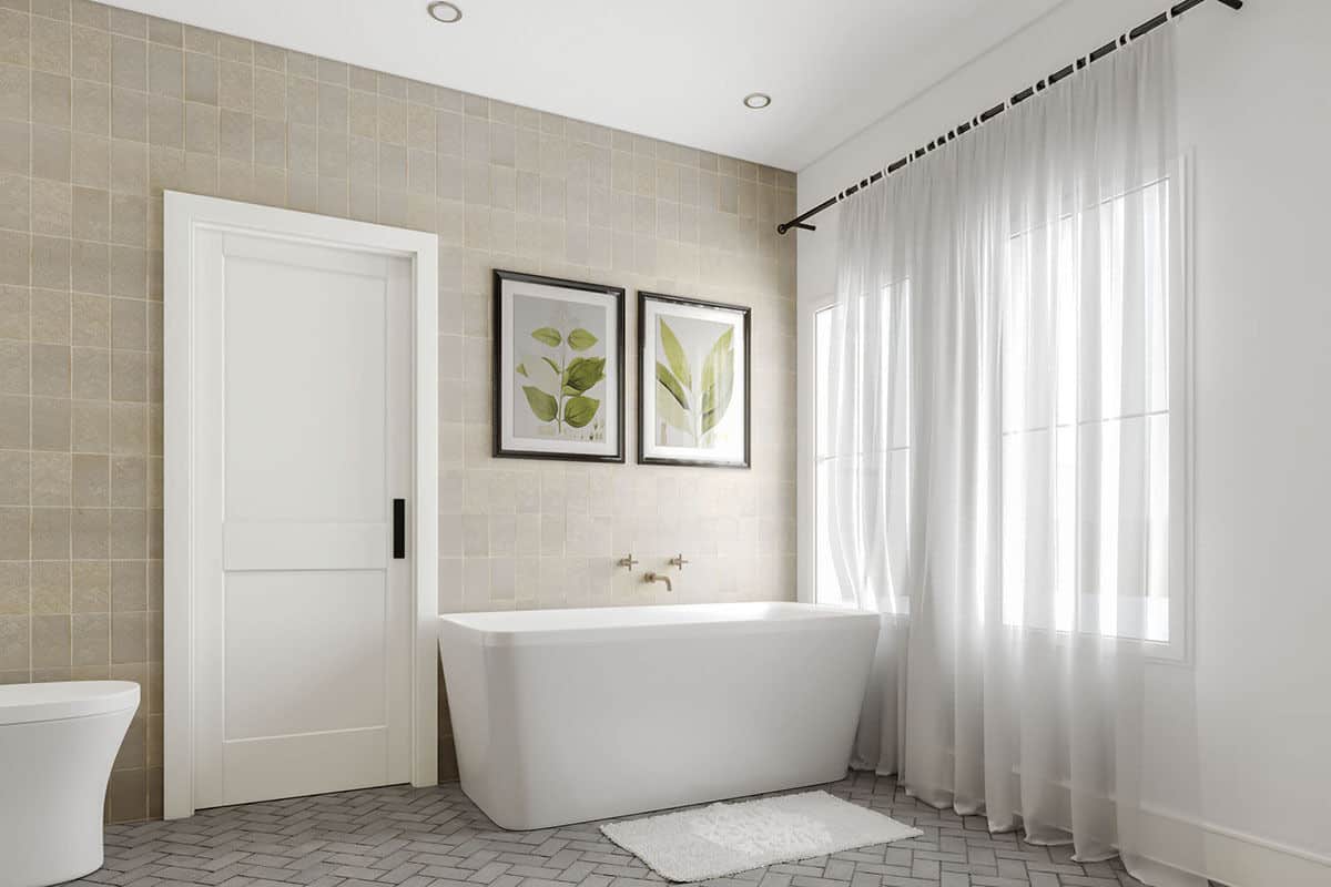 一个独立的浴缸装饰着植物艺术品完成了主浴室。