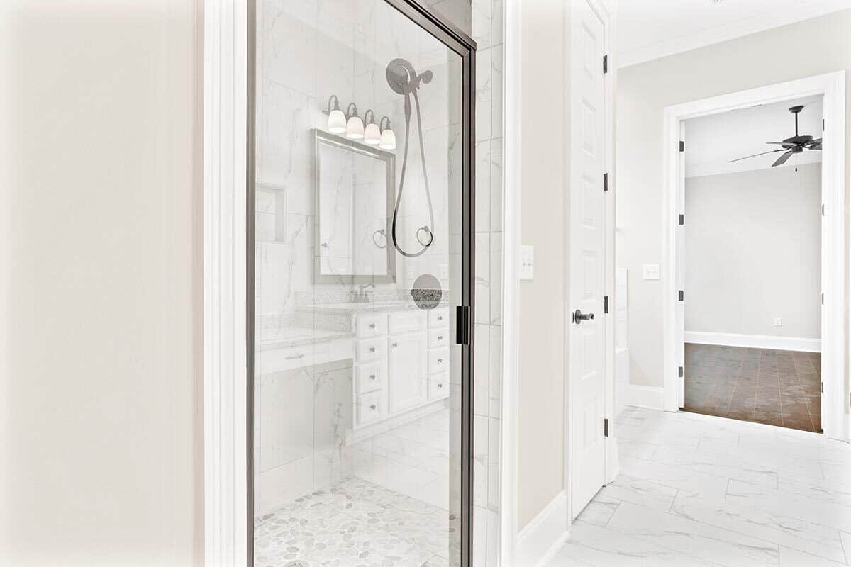 主浴室包括一间带锻铁固定装置和一扇玻璃门的步入式淋浴间。