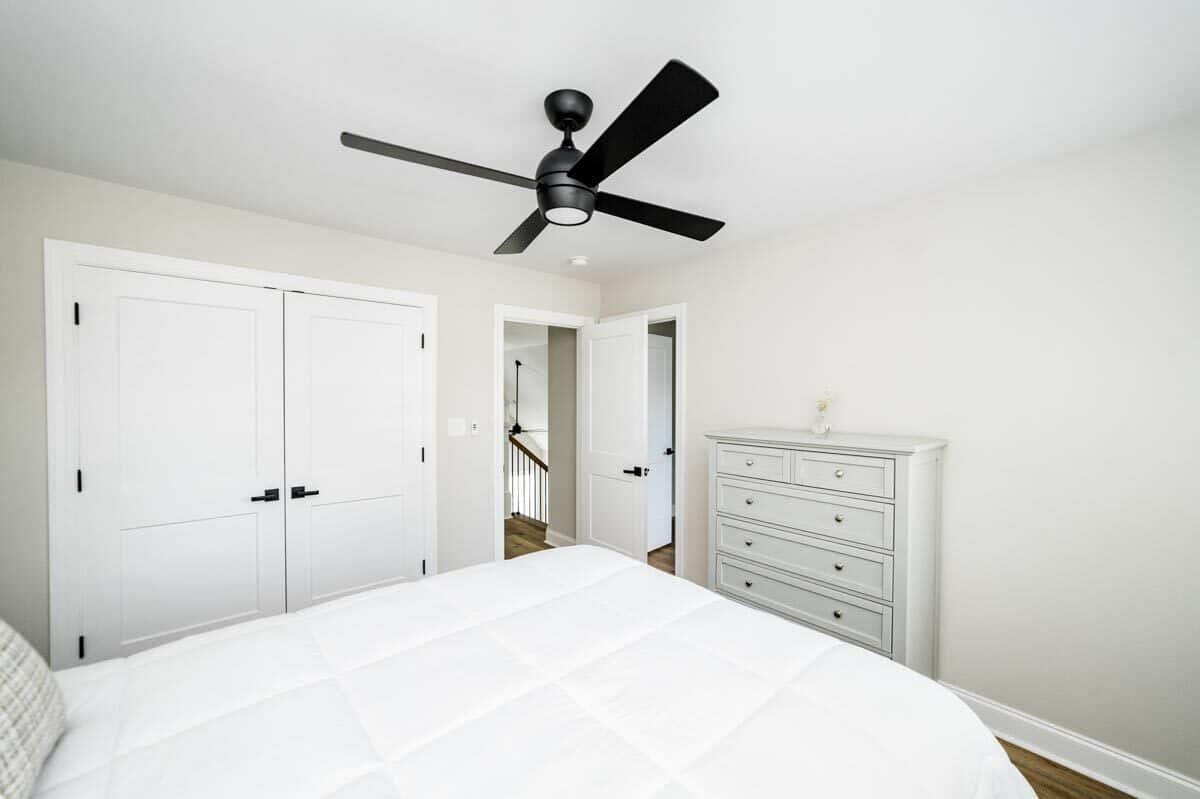 这间卧室还包括一间步入式衣帽间和一台吊扇。