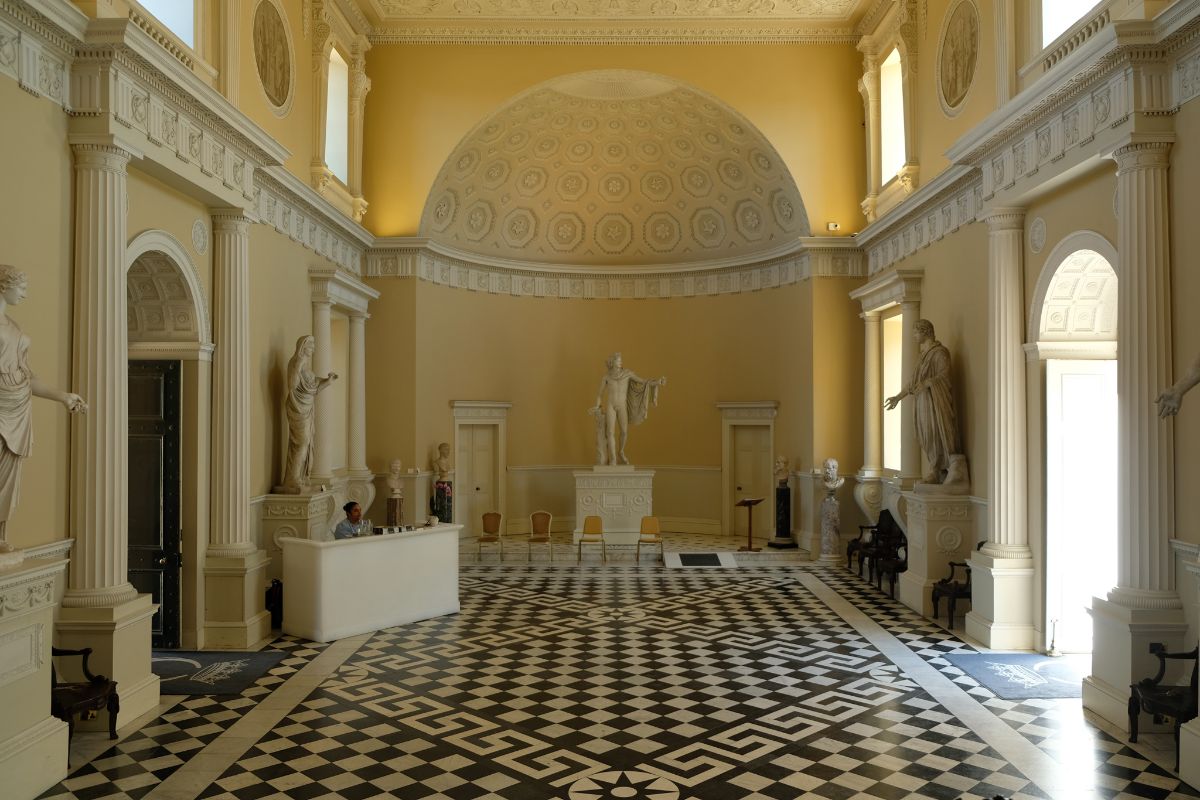 展厅四周环绕着古罗马雕像和半身像，其中绝大多数都有2000年左右的历史。