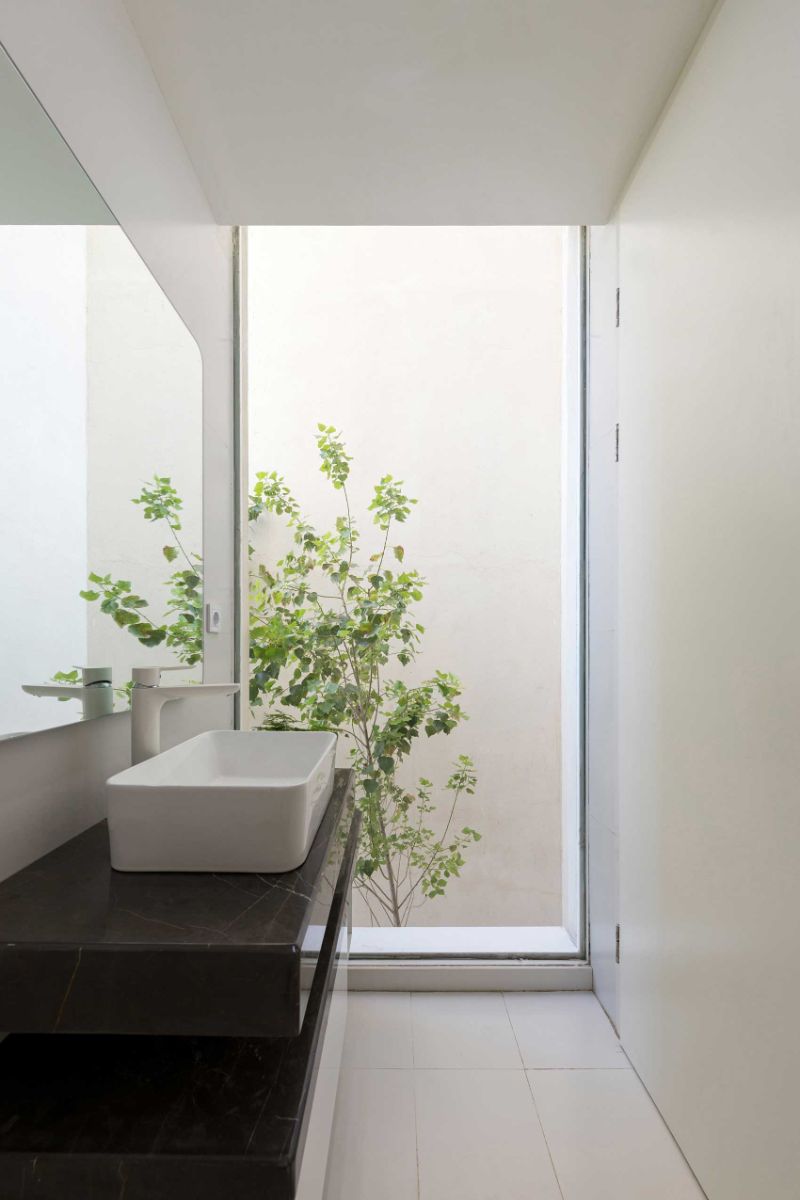 主浴室采用全白色设计。