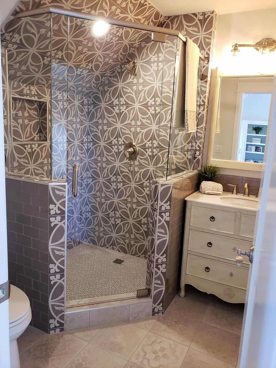 灰色图案的瓷砖突出了这间浴室的步入式淋浴间。
