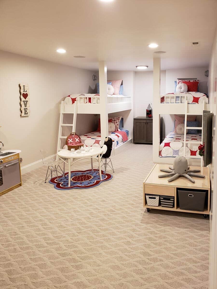 孩子们的卧室有定制的双层床和地毯地板上的游乐区。