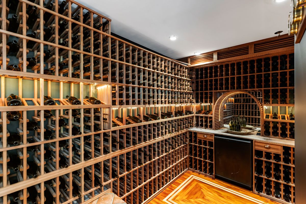 一个巨大的私人酒窖，储存着各种类型的葡萄酒。图片来自Toptenrealestatedeals.com。