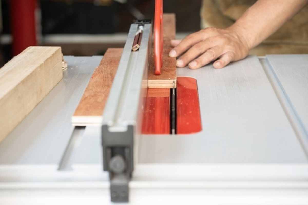 木匠在台锯上使用推杆或推块。