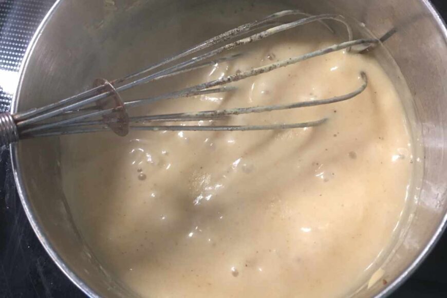 泡沫和厚厚的酱碗中混合机的混合。