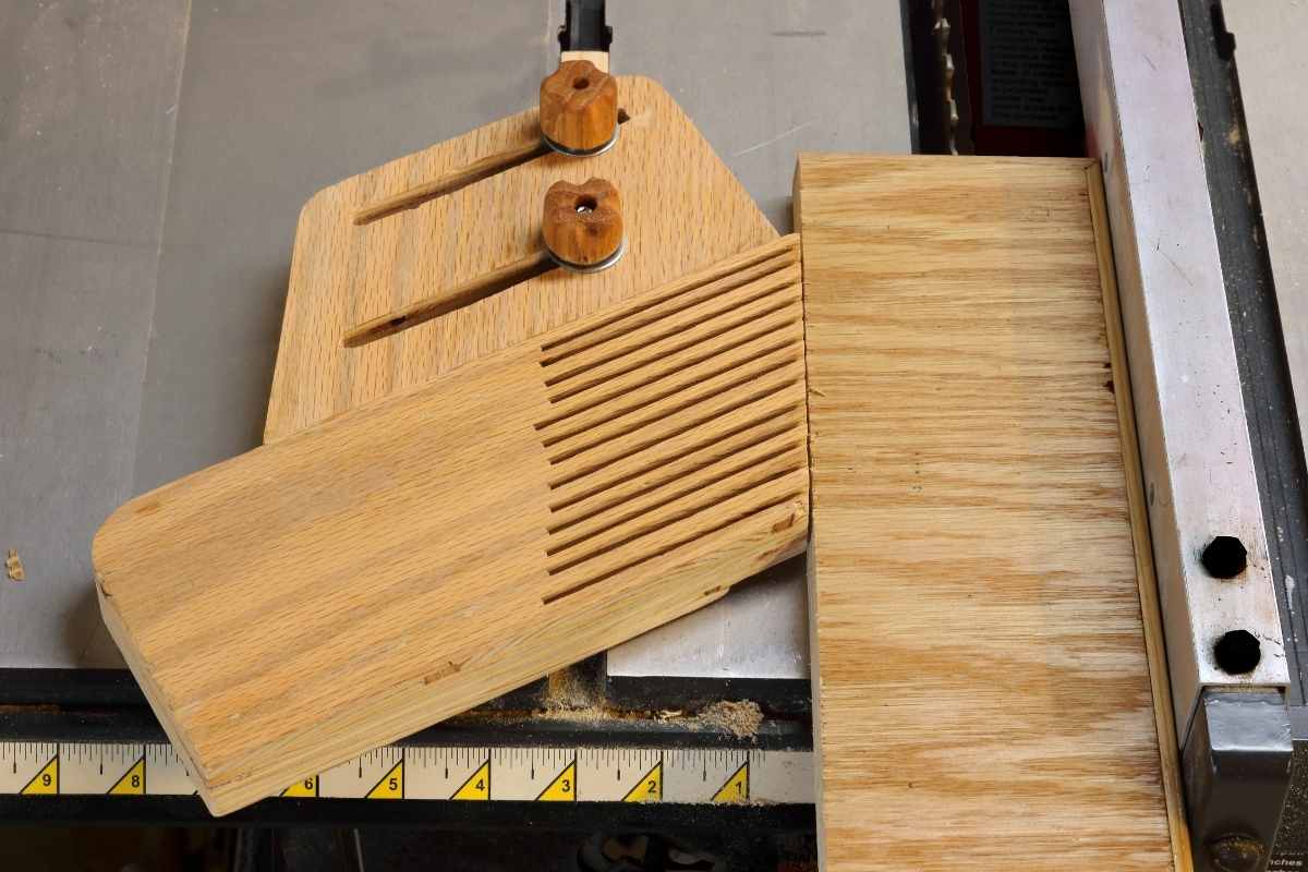桌锯用的木制羽毛板。