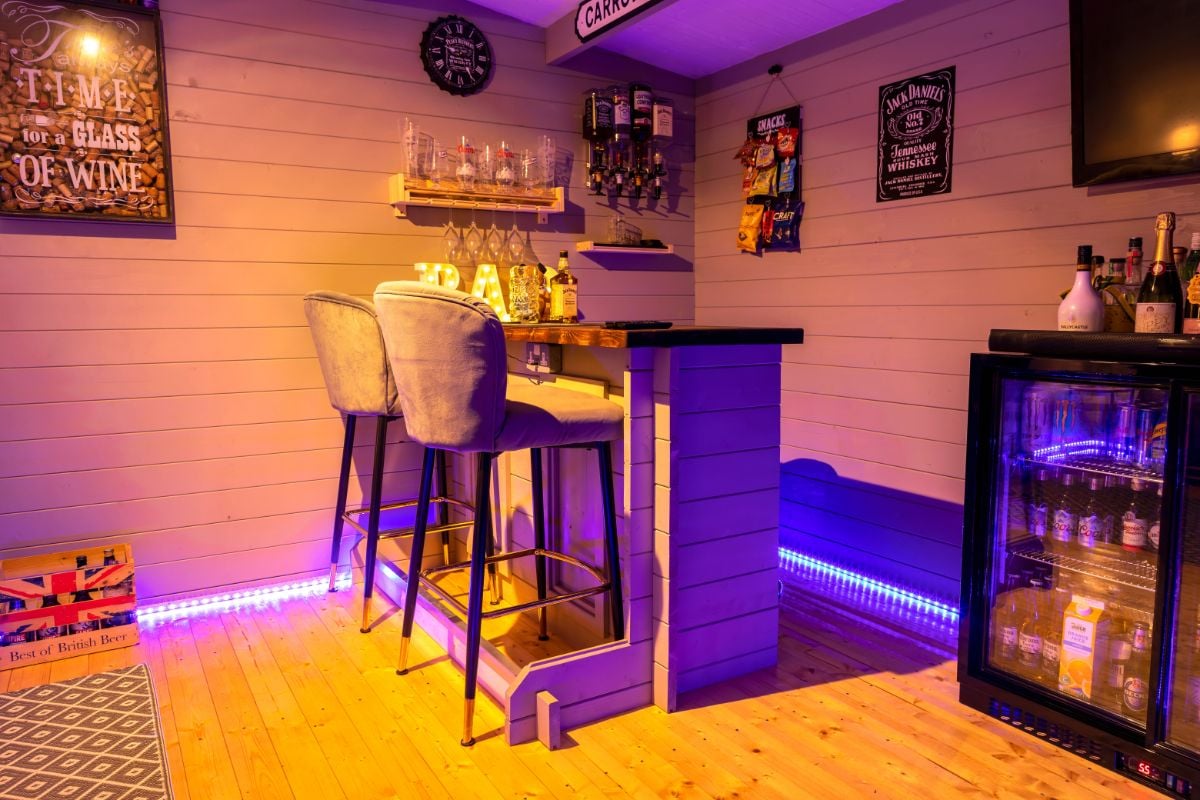 一个设计精美、光线充足的家庭酒吧。