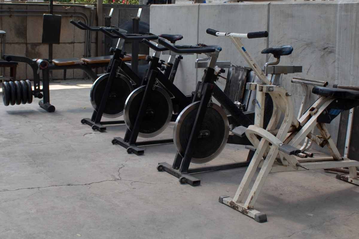 健身房有很多固定自行车。