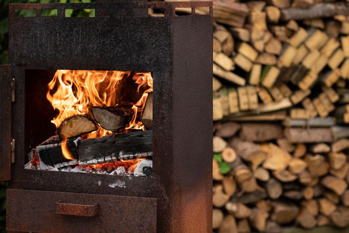 生锈的木炉子和成堆的柴火。