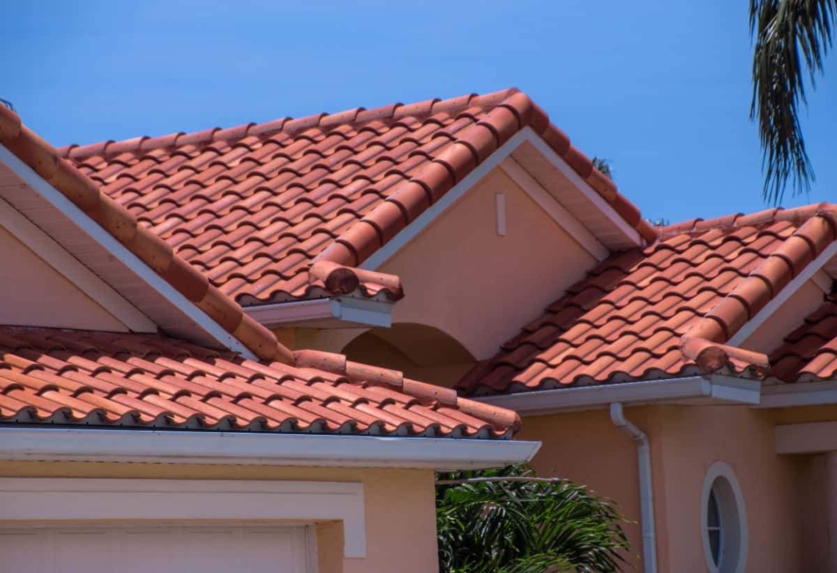 佛罗里达的红粘土瓦屋顶的房子。