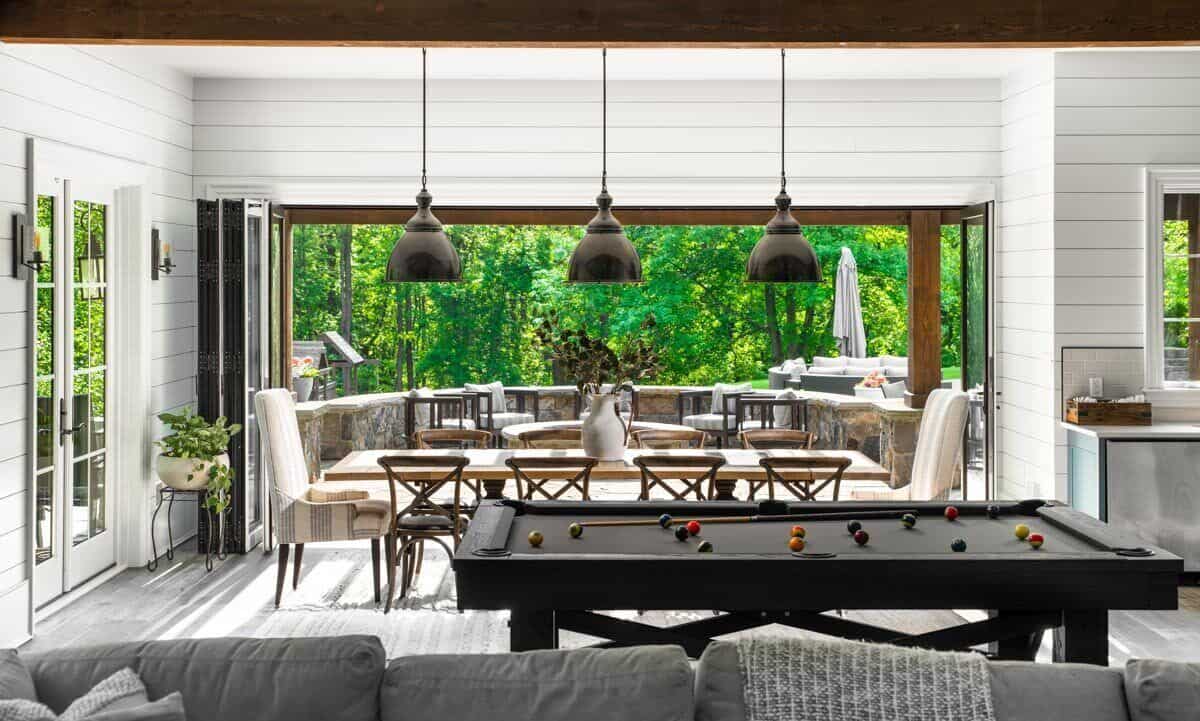 用餐区外的折叠玻璃门在室内和室外生活之间创造了平稳的过渡。