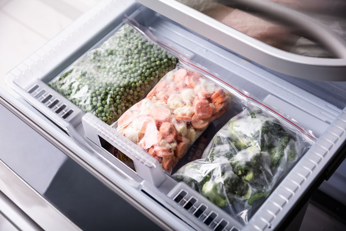 冷冻机上用冷冻袋包装的食品。