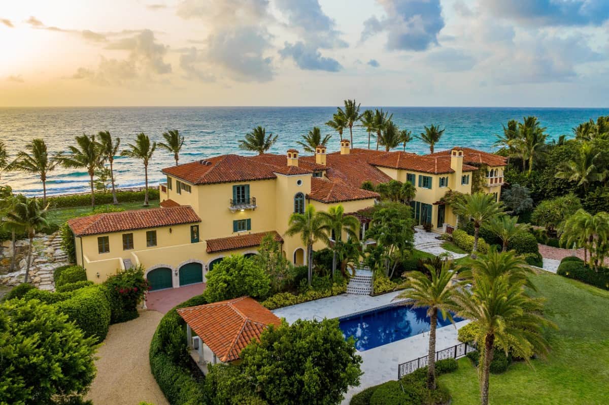 拉里·埃里森的棕榈滩豪宅，有托斯卡纳风格的建筑，游泳池和大量的户外空间。
