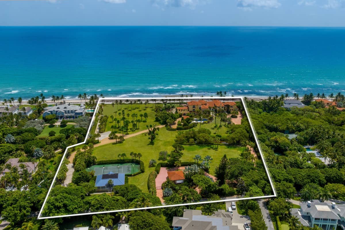 该庄园包括一个15,514平方英尺的豪宅，有七间卧室，一个游泳池，网球场，以及超过520英尺的临海区域。图片来自Toptenrealestatedeals.com。