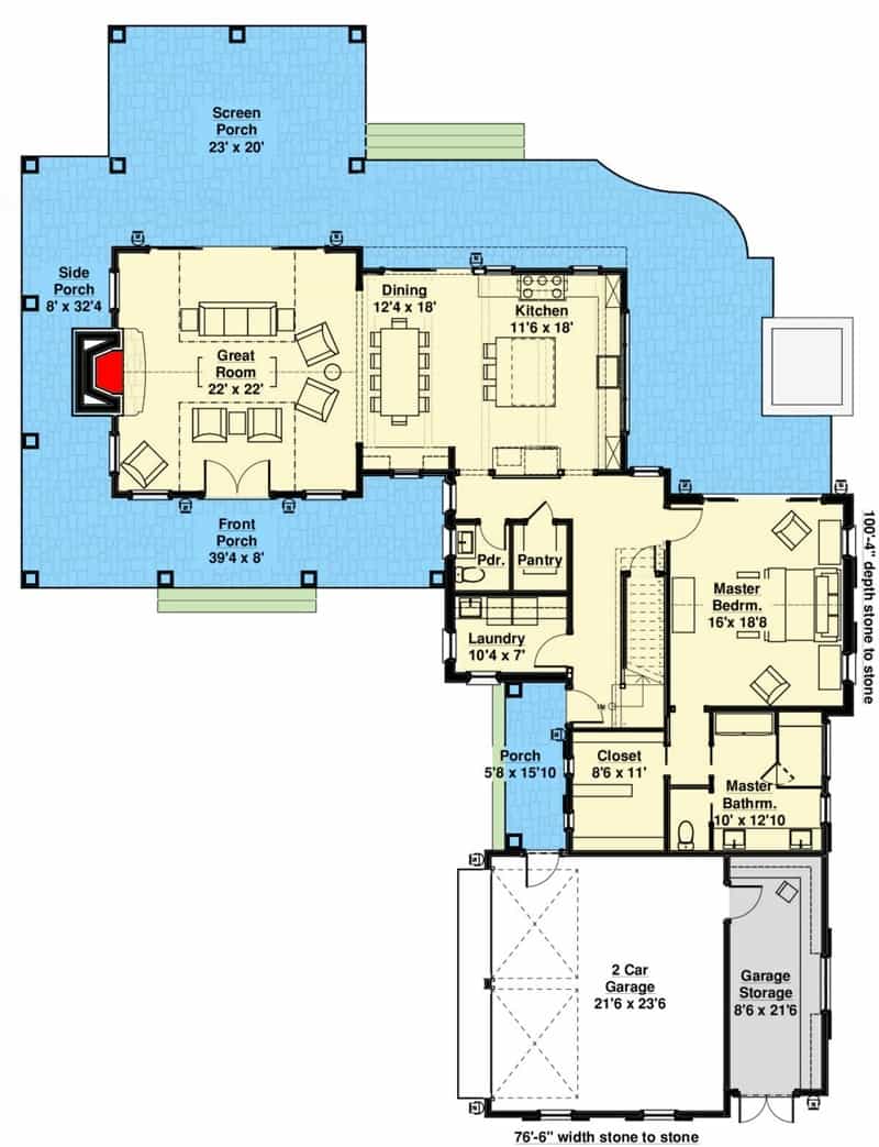 3间卧室的两层l型农舍的主要楼层平面图，设有大房间，用餐区，厨房，洗衣房，主要套房，双车库和环绕门廊。