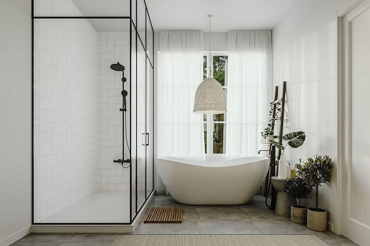 主浴室，带一间步入式淋浴间和一个独立浴缸，上面有一盏柳条枝形吊灯。