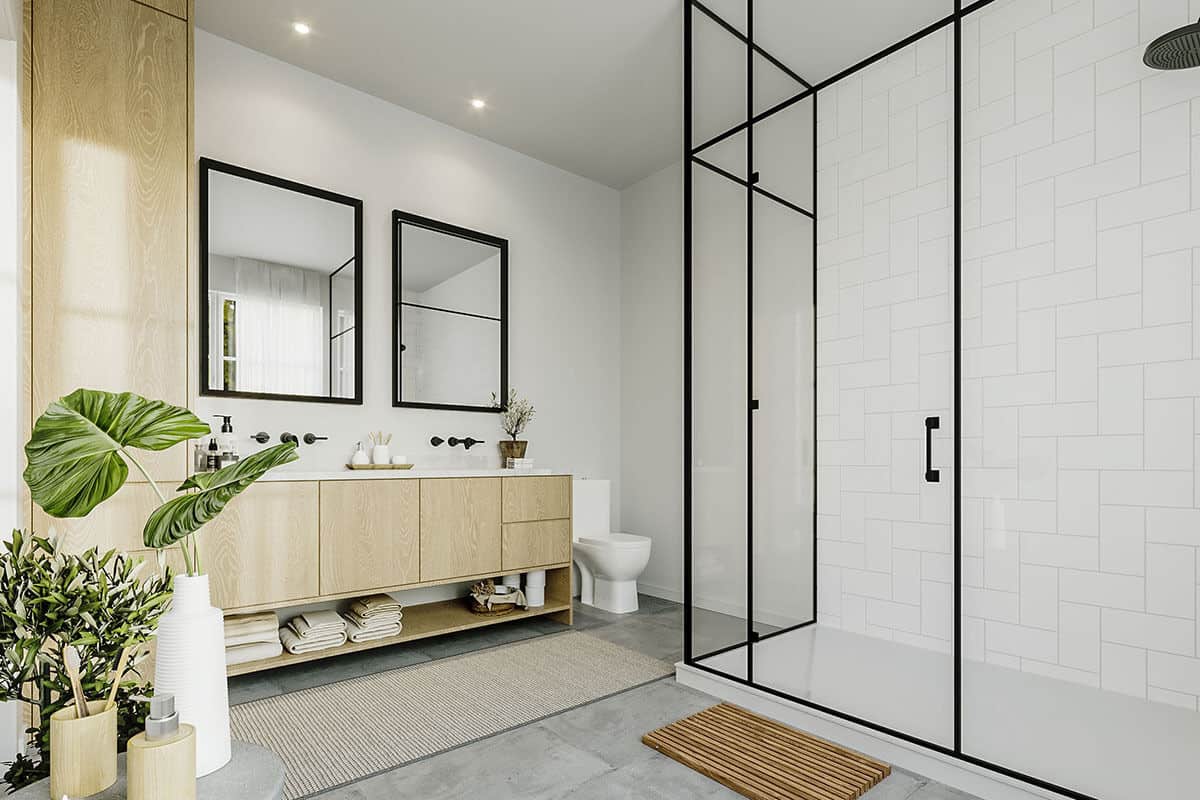 主浴室包括一个厕所和一个配有两个水槽的木制梳妆台，一个大理石台面和一对镜框镜子。