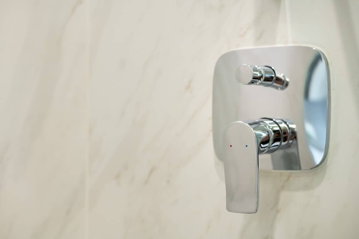 当代设计的单淋浴手柄搅拌机。
