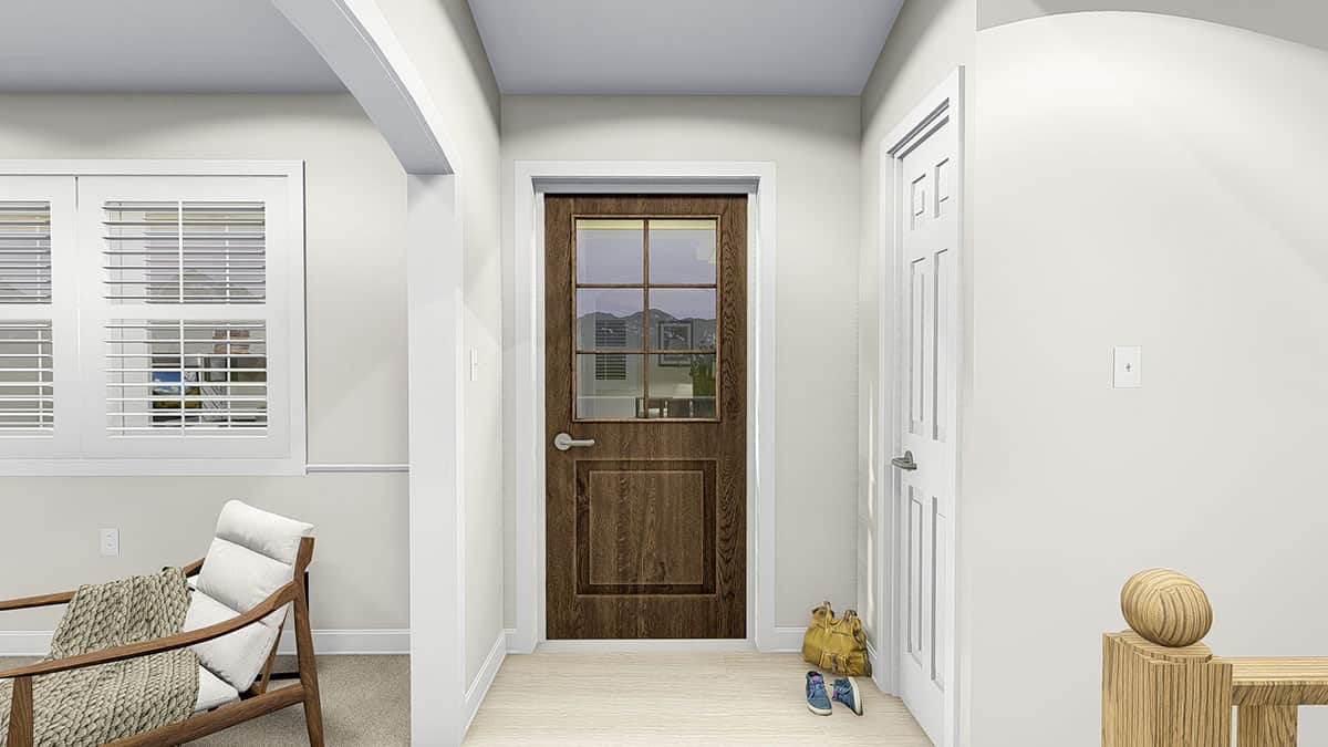门厅的釉面前门打开硬木地板白墙和一盏灯。