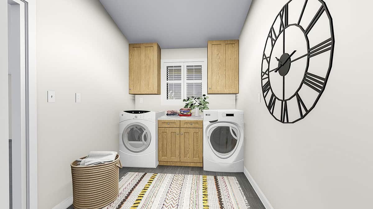 洗衣房已经提前发放洗衣机和干衣机,木柜子,和一个超大的圆形时钟装饰白墙。