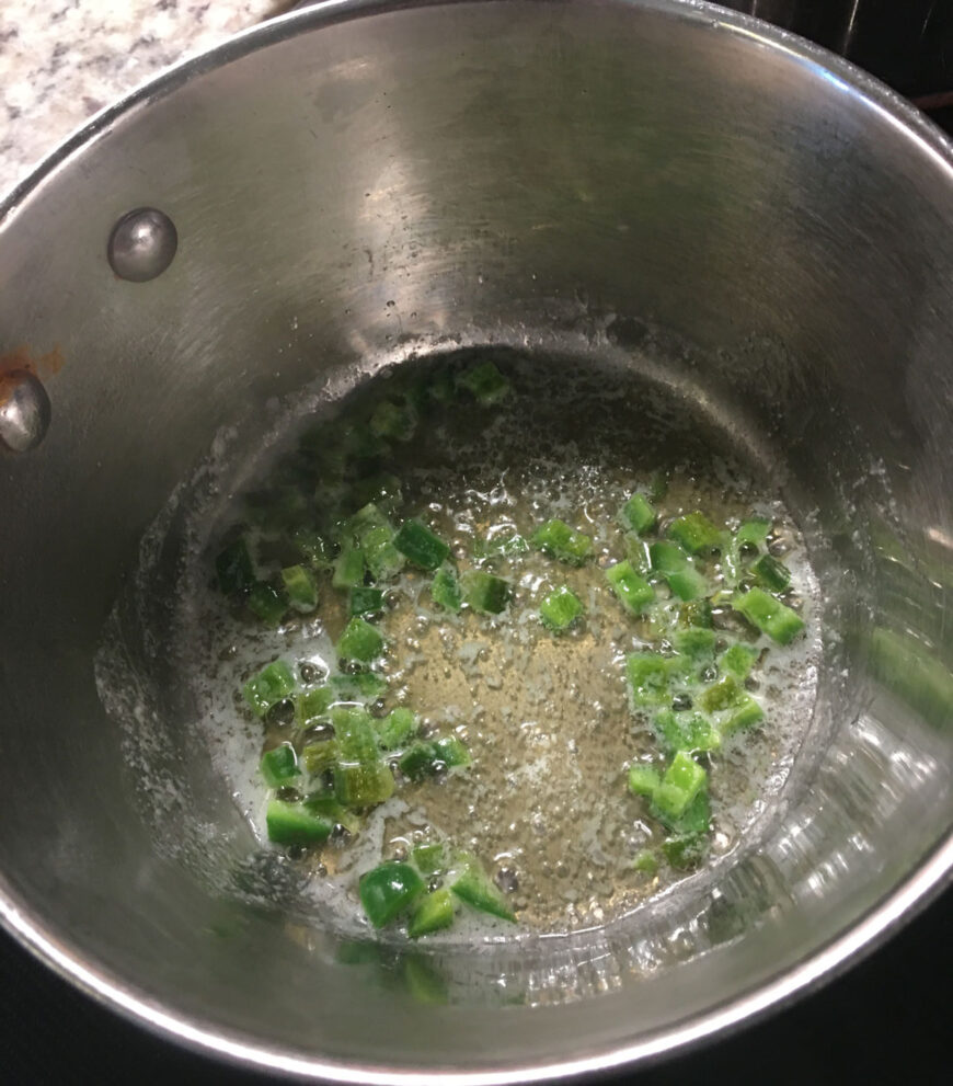 把墨西哥胡椒丁和黄油放在锅里。