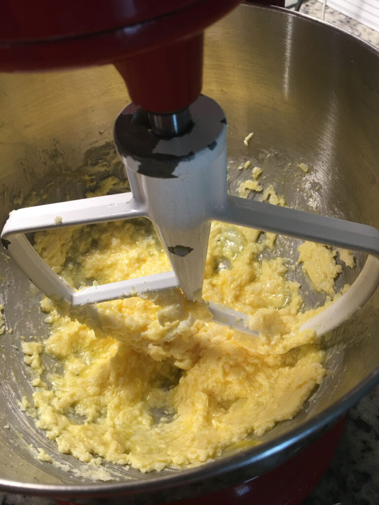 一碗桨附件和融化的黄油。