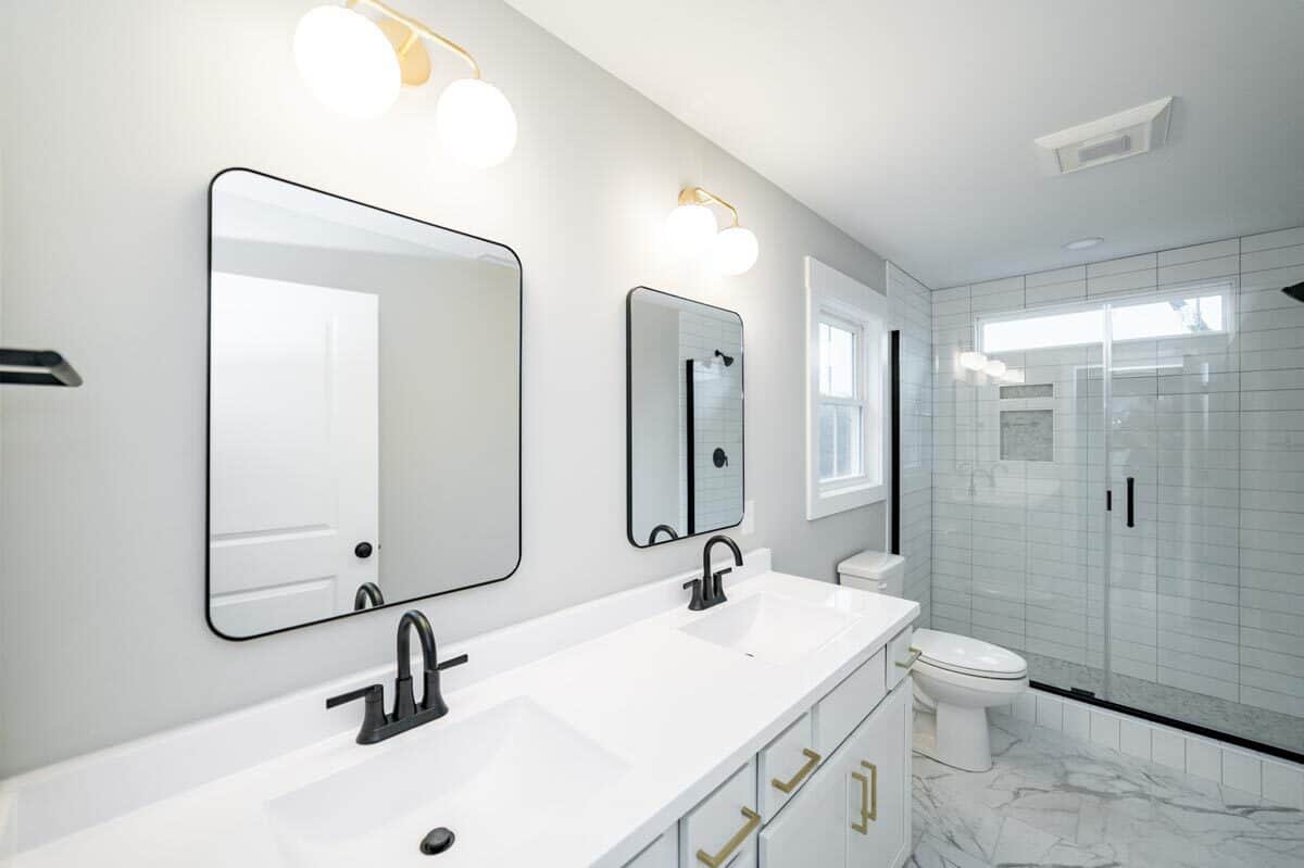 主浴室提供了浏览淋浴,厕所,双水槽虚荣的顶部设有全球框架镜子和玻璃烛台。