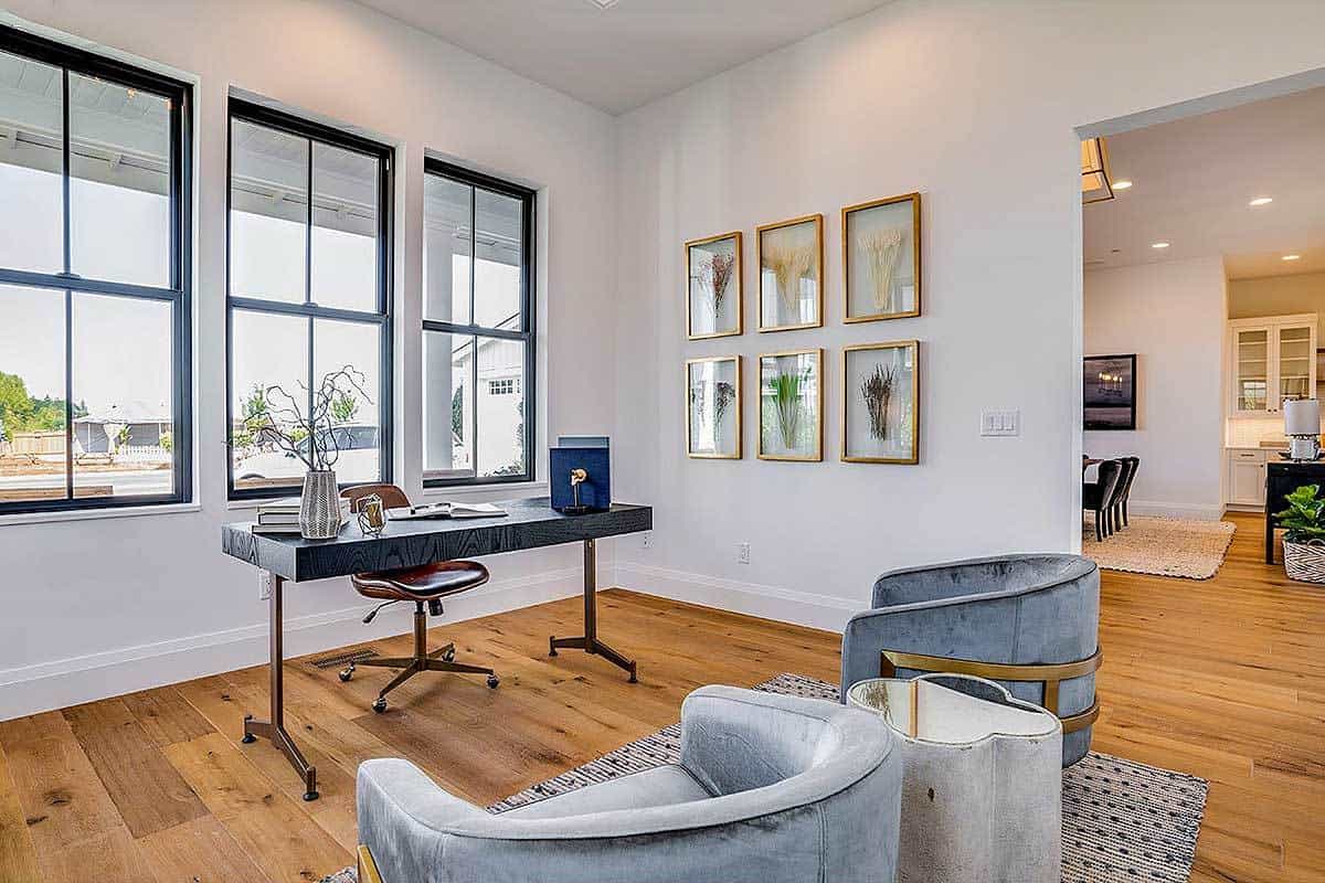 家庭办公室与当代办公桌和座椅，边框干花装饰米色墙壁。