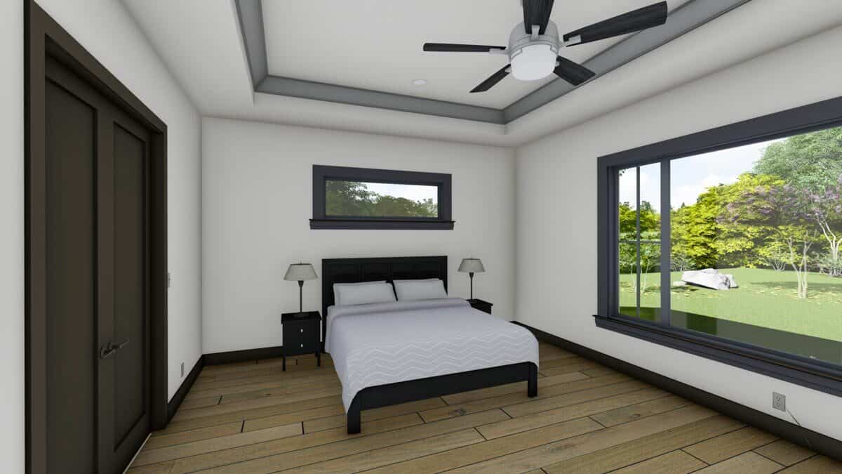 主卧室有托盘天花板，宽木板地板和大窗户，框架郁郁葱葱的后院。