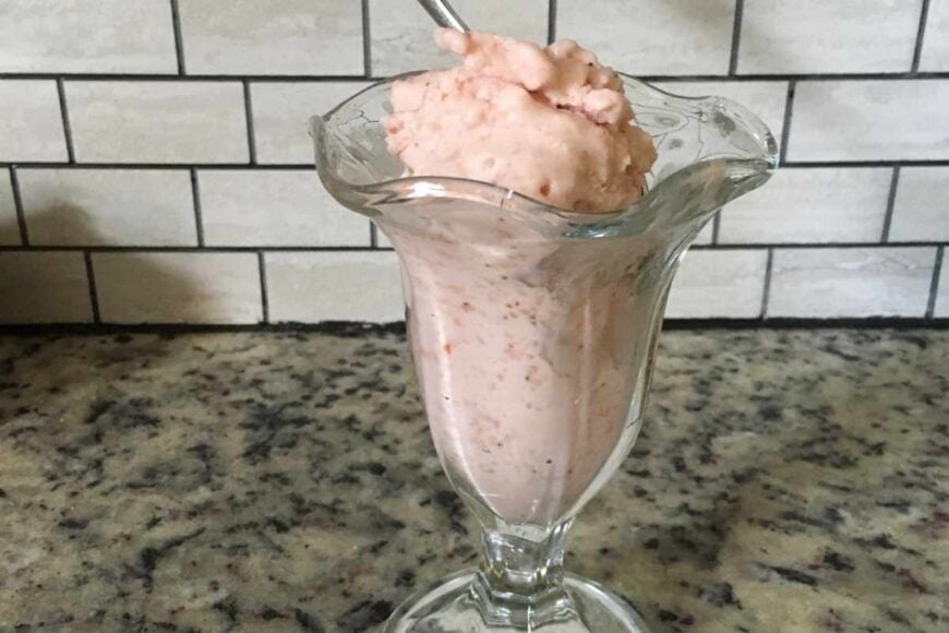 美味又甜的自制草莓冰淇淋。