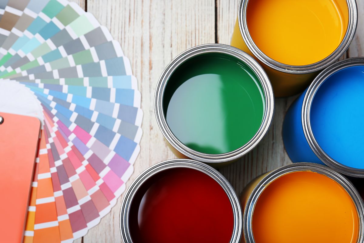 桶中不同类型的油漆颜色。