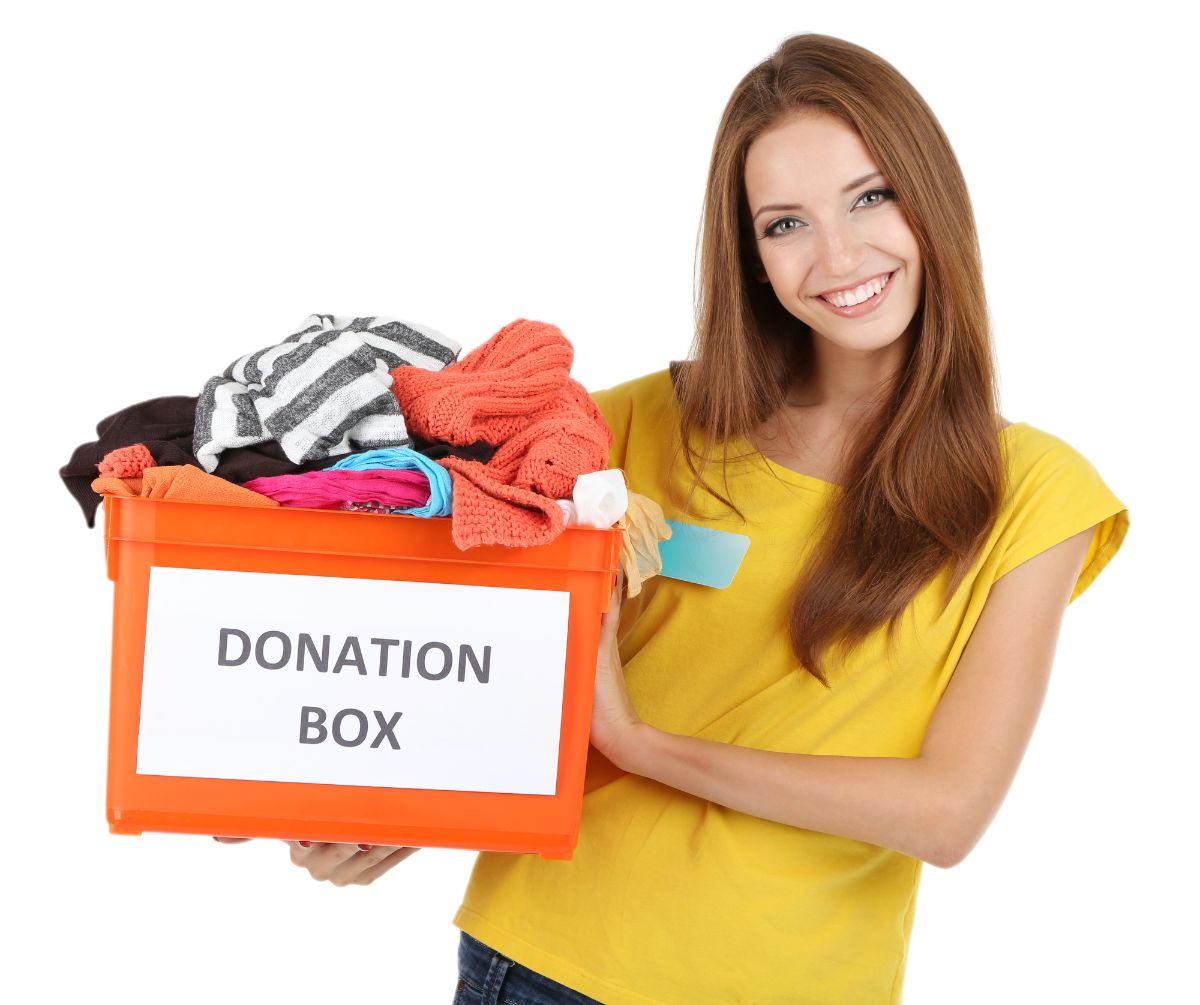 一个女人拿着一个白色背景的捐款箱。