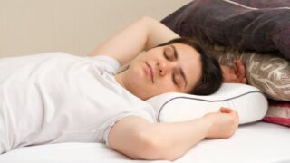 一个女人在记忆泡沫枕头呼呼大睡。