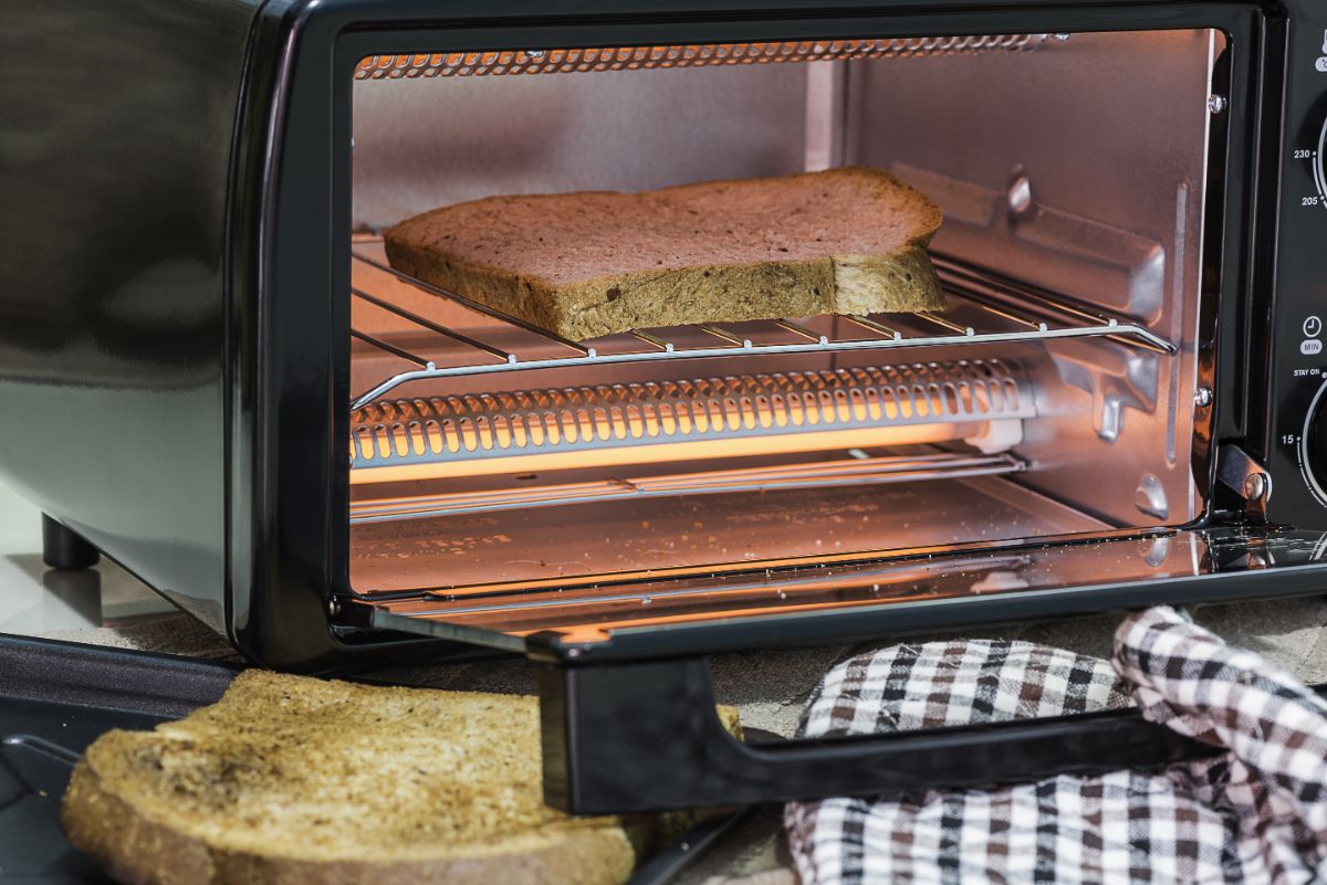 烤面包:在烤箱里烤的面包